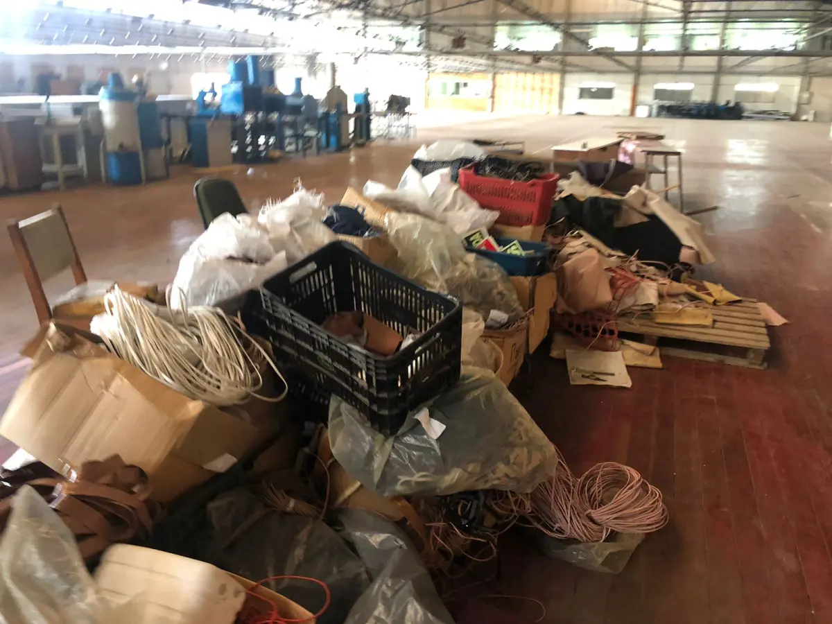 LOTE 246 - Lote com rolos de tecido, sintético, componentes