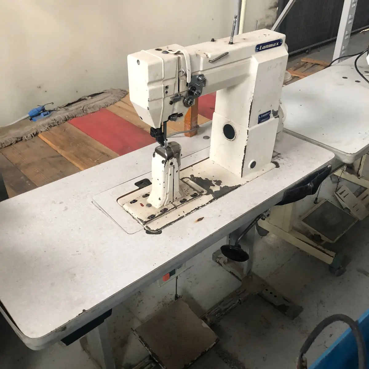 LOTE 106 - maquina de costura de coluna