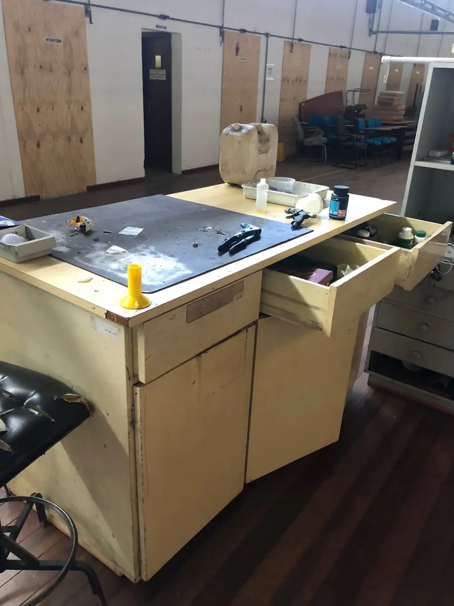 LOTE 153 - Armário mesa com 3 portas e 3 gavetas