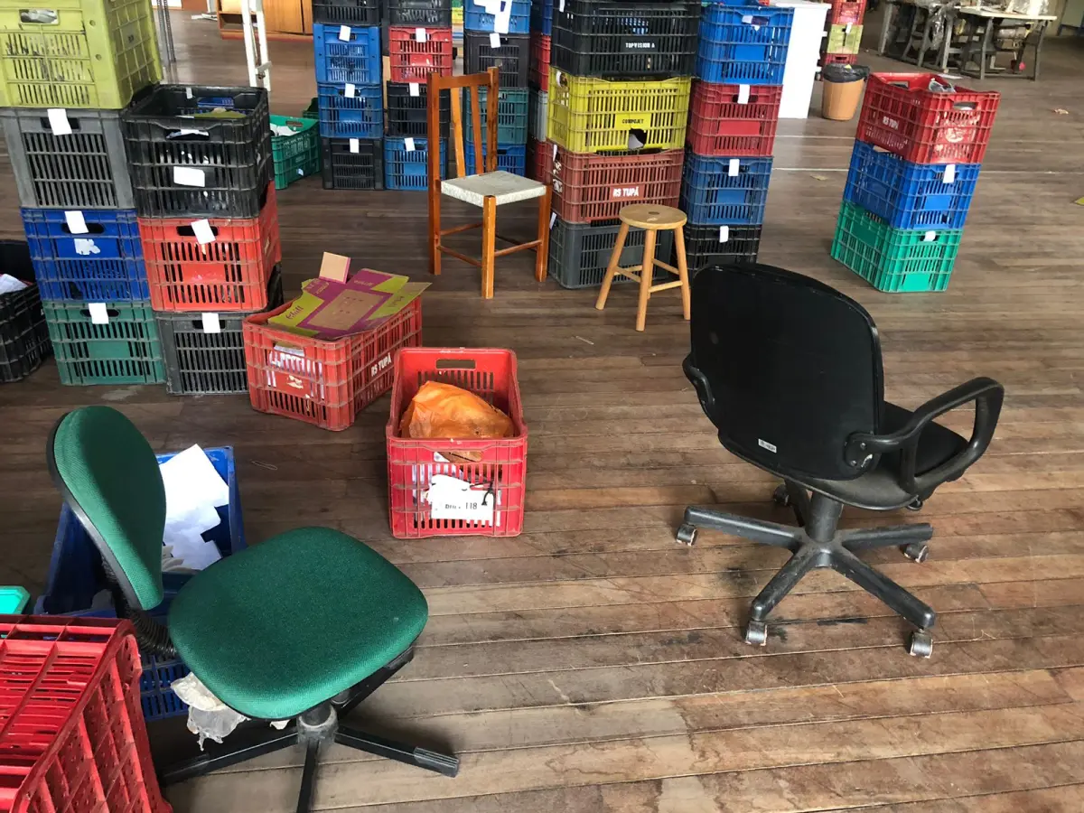 LOTE 132 - 2 cadeiras preta com rodas e verde