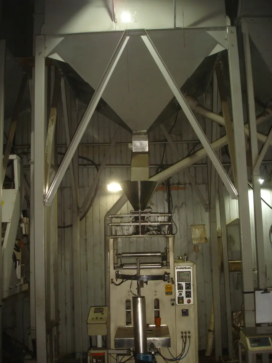 LOTE 003 - empacotadeira automática Indumak com silo pequeno num 1