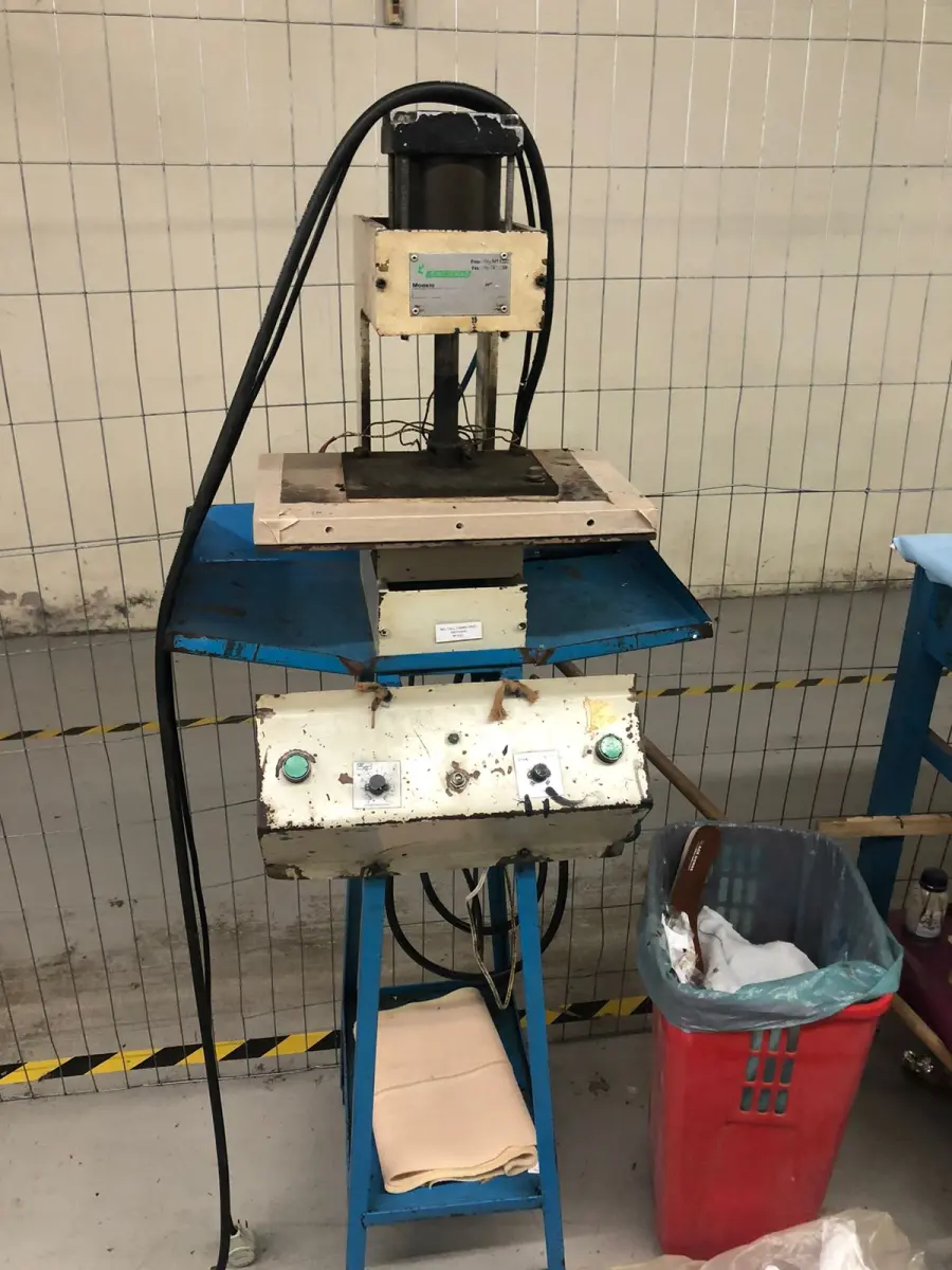 LOTE 057 - uma prensa chapa plana