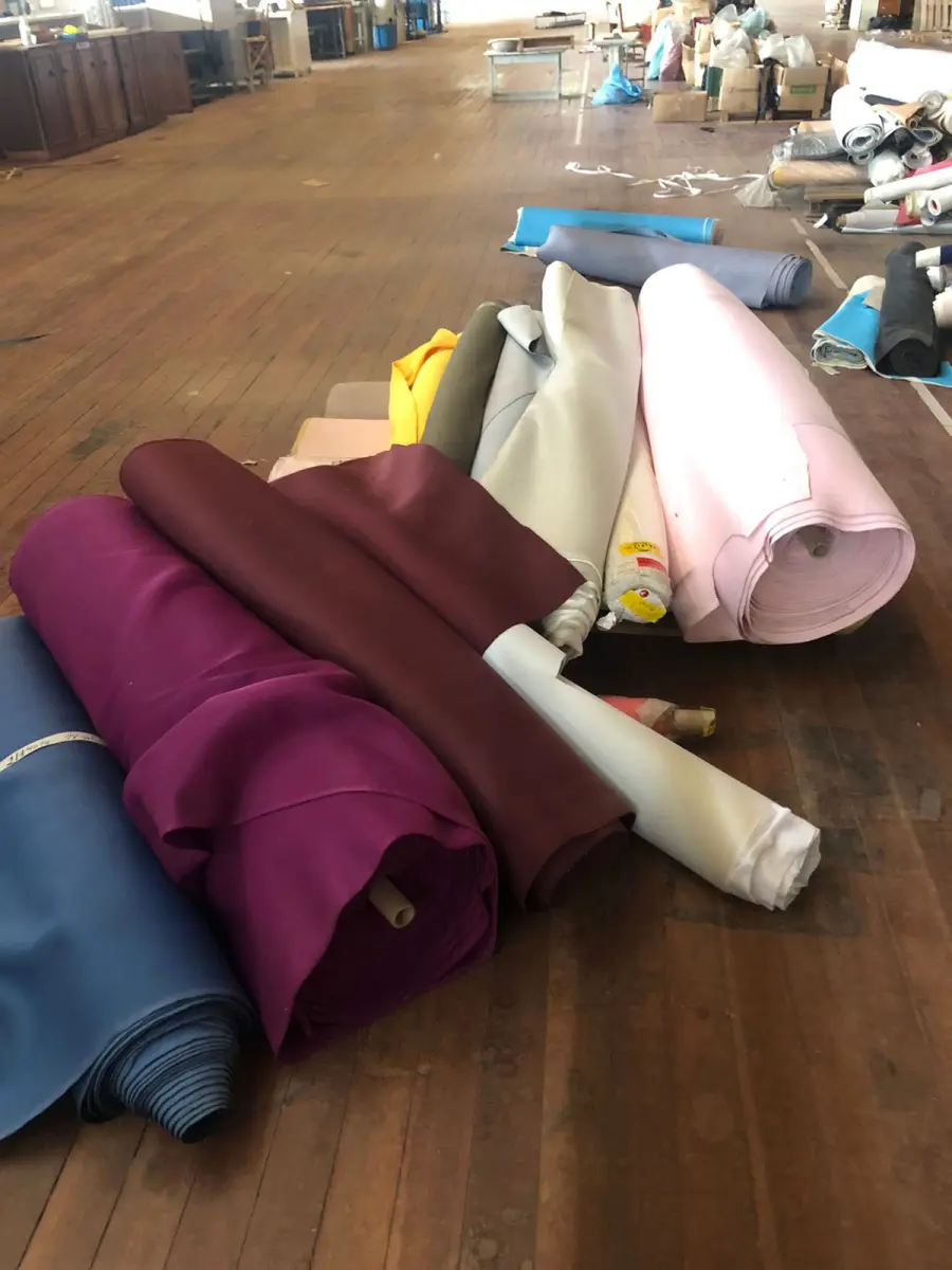 LOTE 246 - Lote com rolos de tecido, sintético, componentes