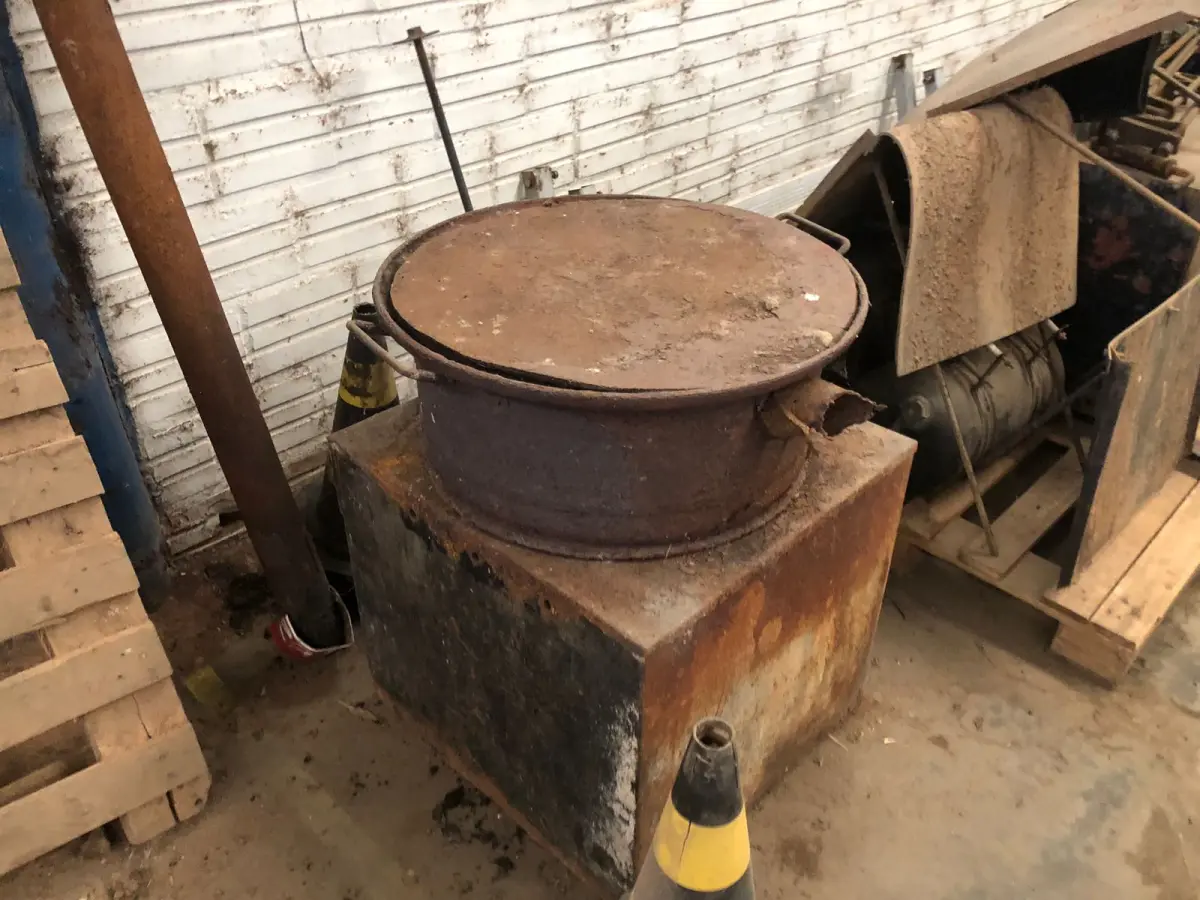 LOTE 014 - FORNO ADAPTADO EM MAU ESTADO