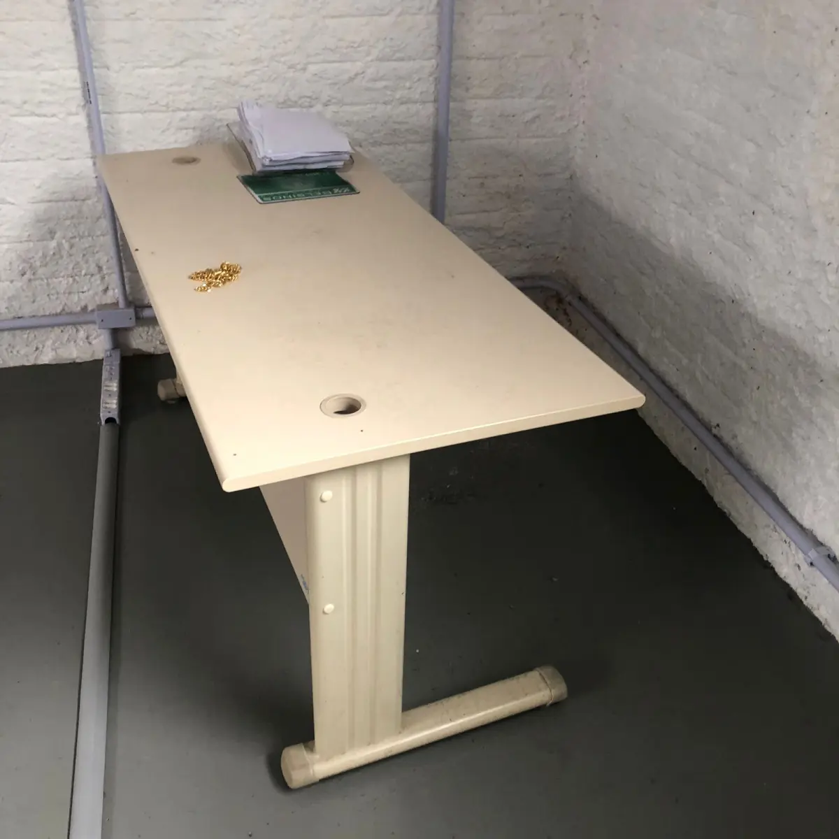 LOTE 089 - mesa de escritorio cor bege 2 gavetas