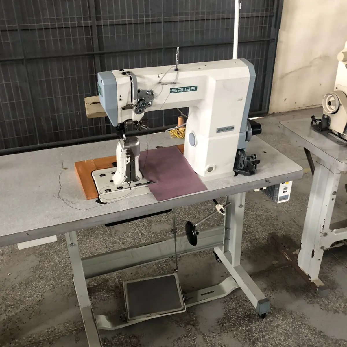 LOTE 110 - maquina de costura de coluna