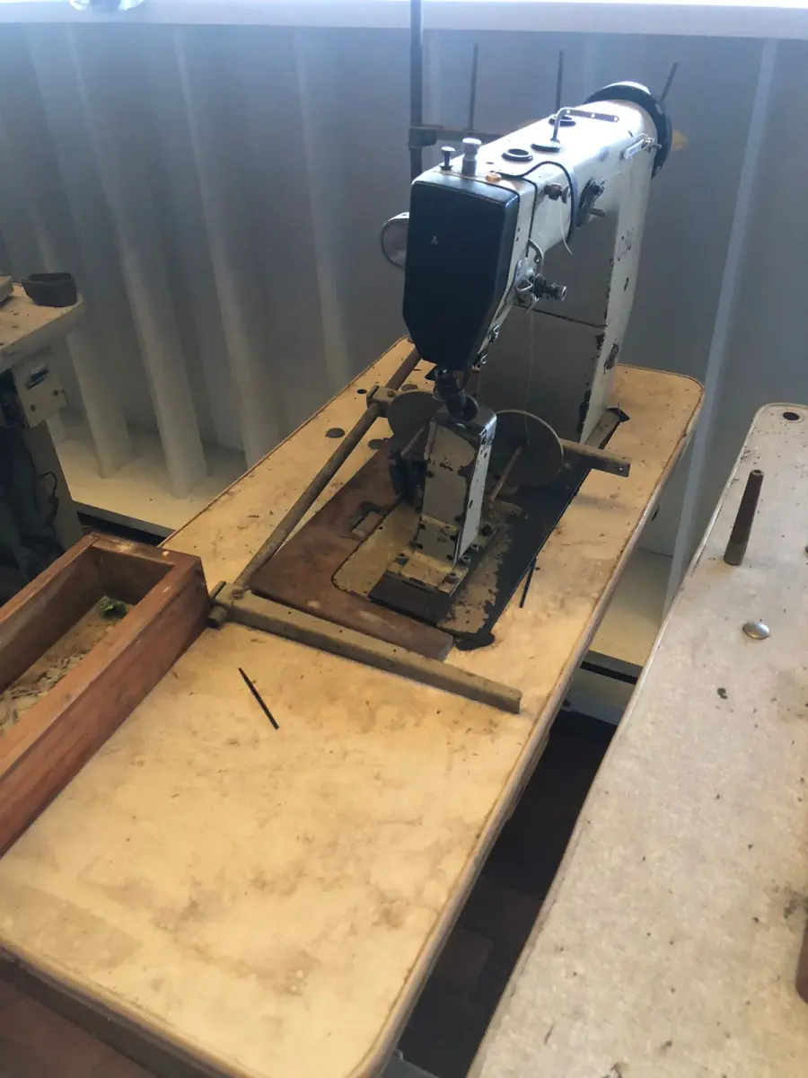 LOTE 221 - Máquina de costura