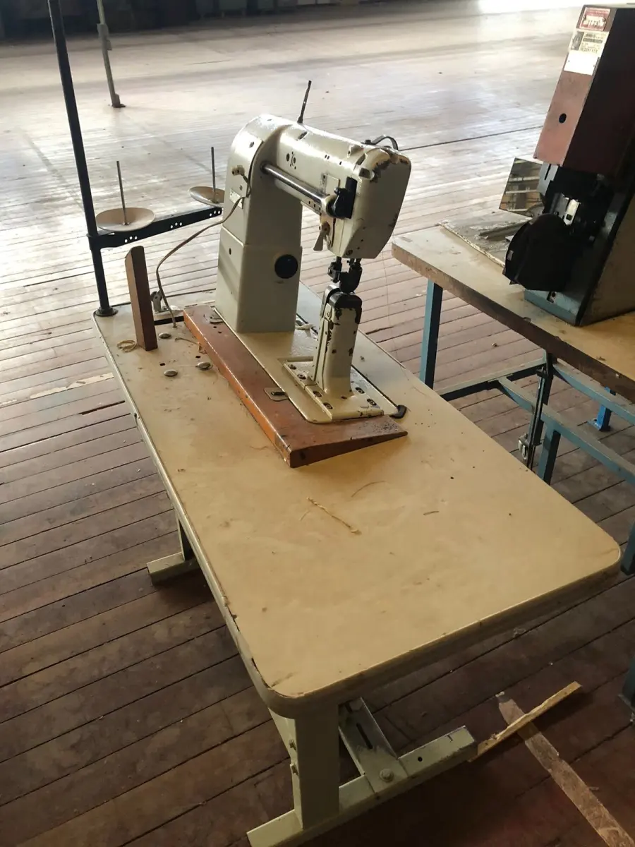 LOTE 218 - Máquina de costura