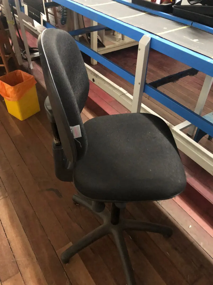 LOTE 162 - cadeira preta