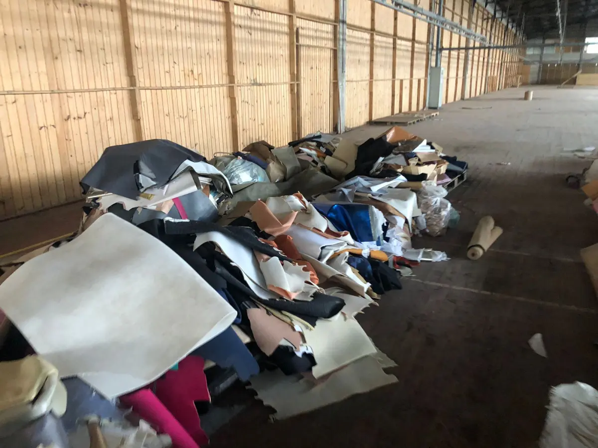 LOTE 246 - Lote com rolos de tecido, sintético, componentes