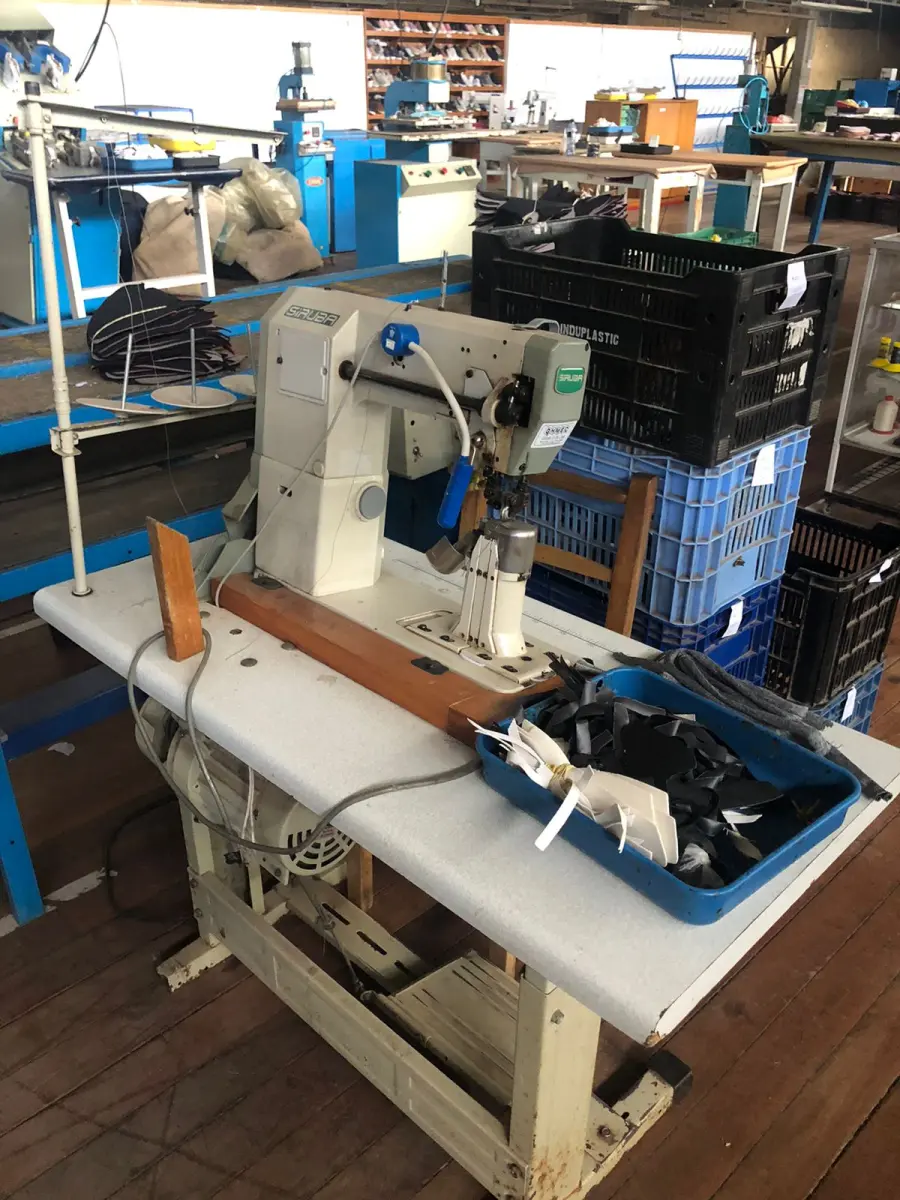 LOTE 176 - Máquina de costura