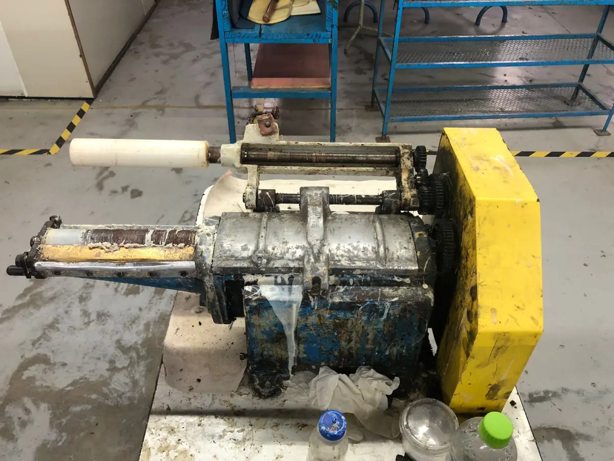 LOTE 018 - maquina de passar cola em mau estado