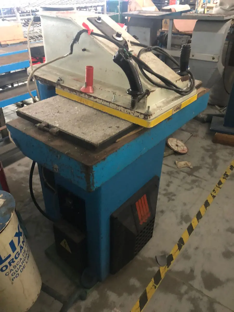 LOTE 032 - um balancim hidraulico marca Atom