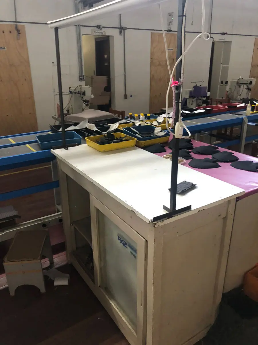 LOTE 163 - Mesa com iluminação