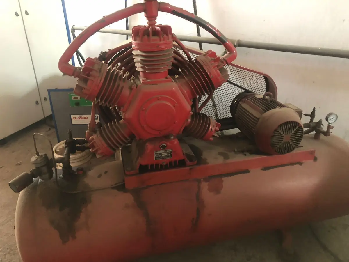 LOTE 149 - Compressor de ar vermelho 