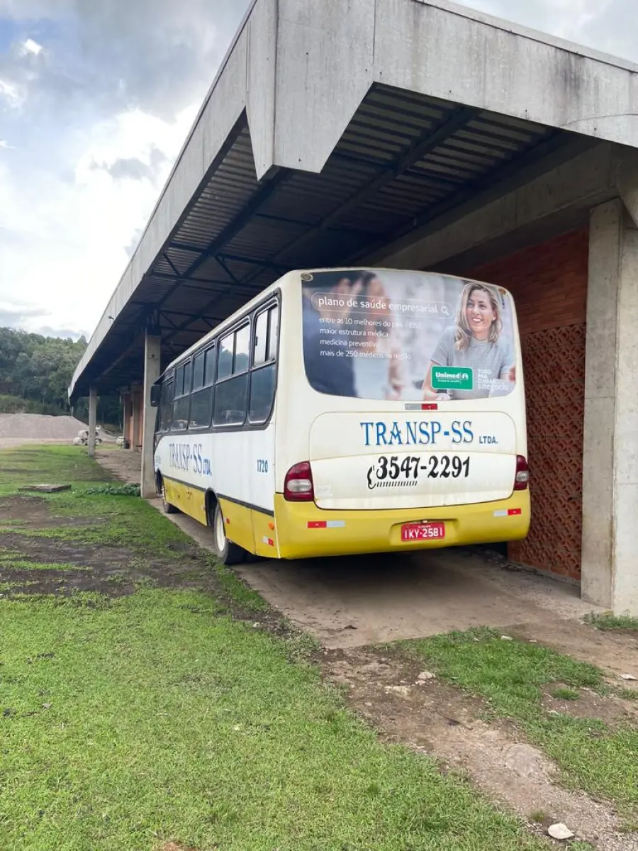 LOTE 253 - Micro-ônibus M. Benz Neobus Thunder LO. Ano 2002/2003