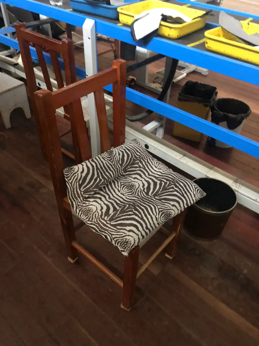 LOTE 143 - Lote de cadeiras de madeira todas da fábrica