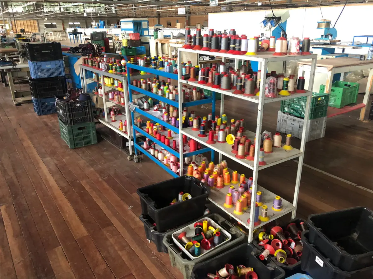 LOTE 173 - Lote com 3 prateleiras, carreteis de linha e caixas pequenas com carreteis de linha