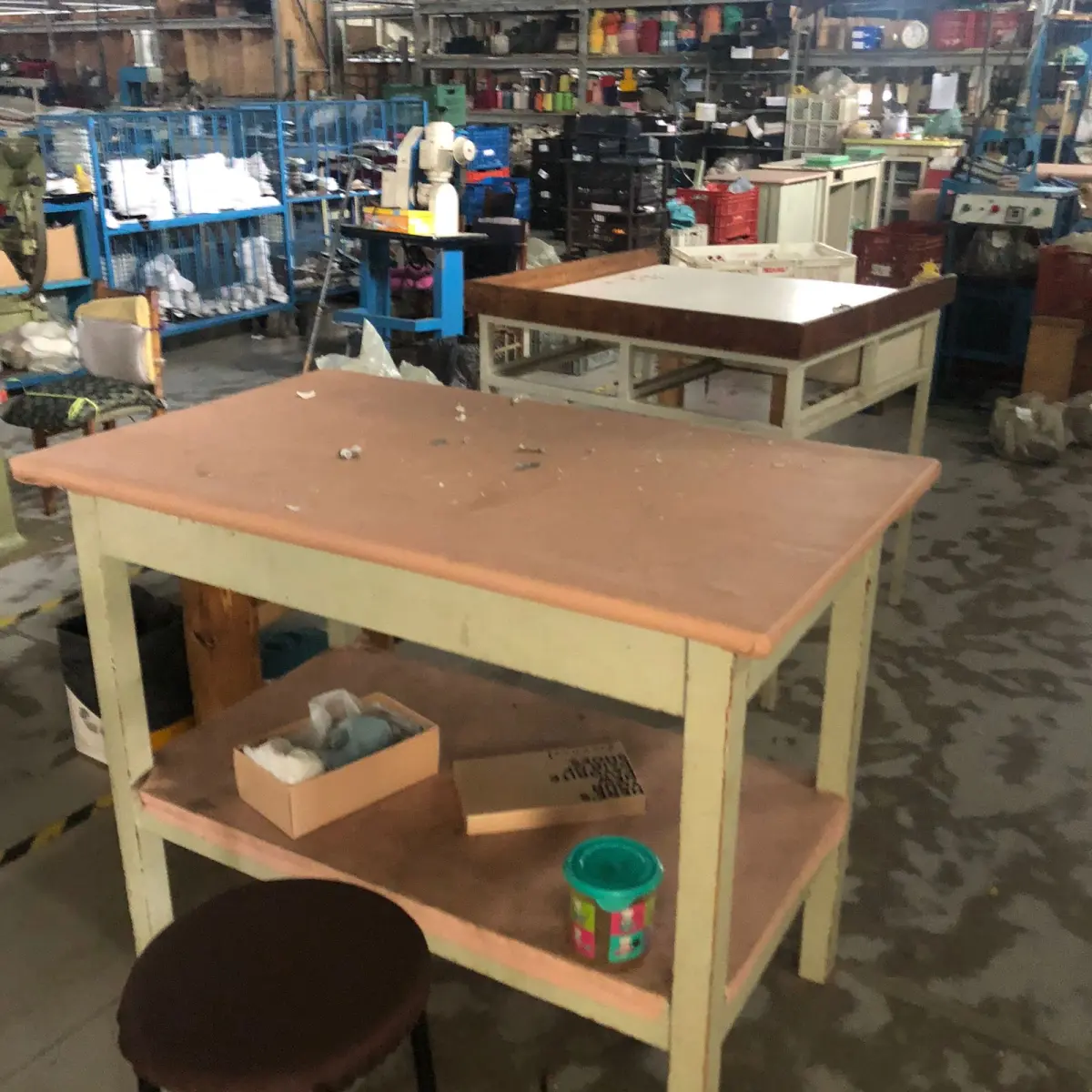 LOTE 096 - lote de mesas de preparo e funcionamento dentro da fabrica