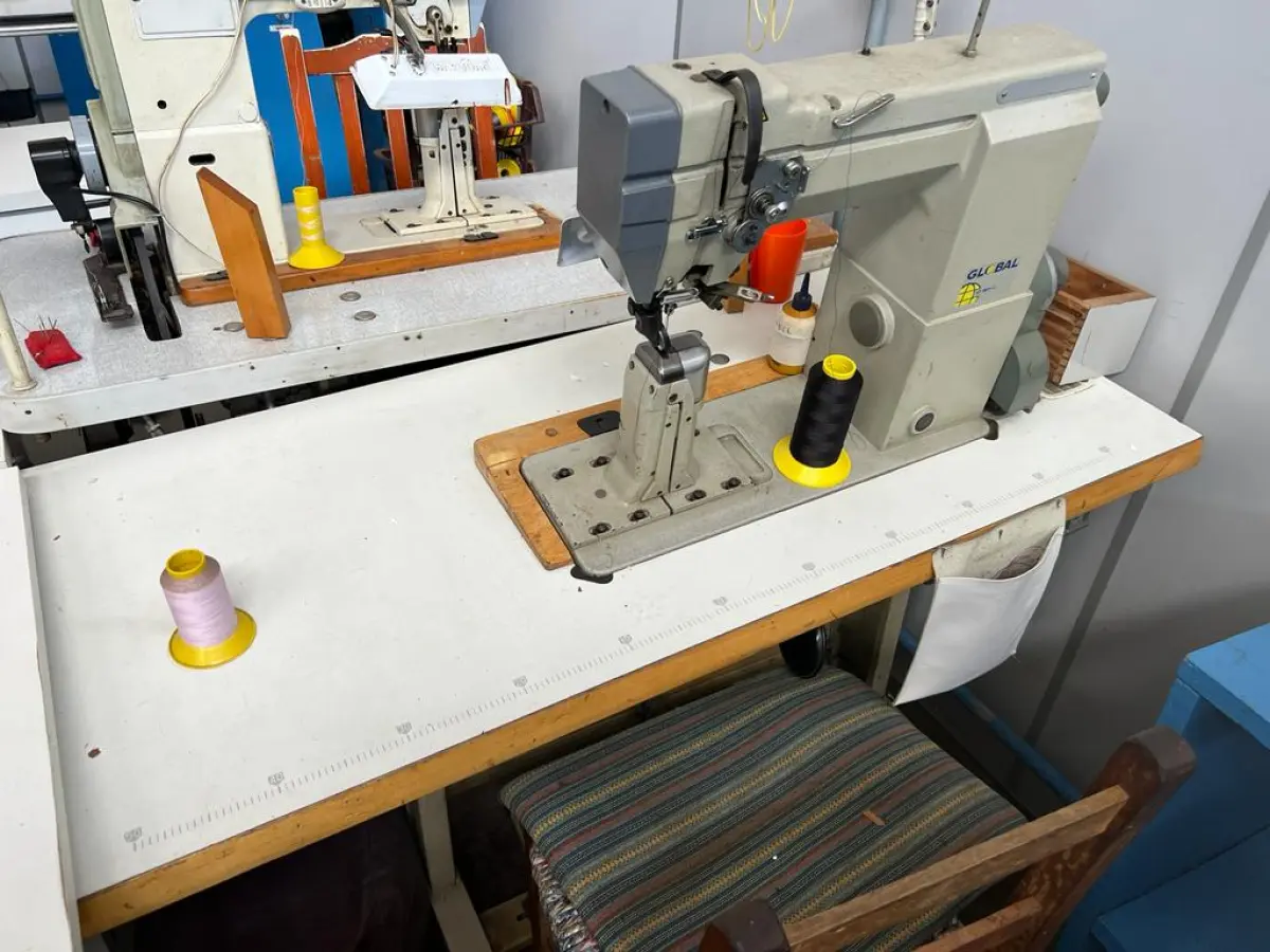 LOTE 110 - maquina de costura de coluna 1 agulha Global