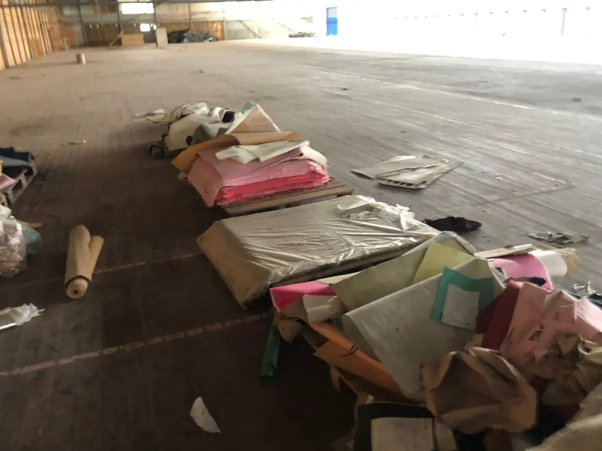 LOTE 246 - Lote com rolos de tecido, sintético, componentes