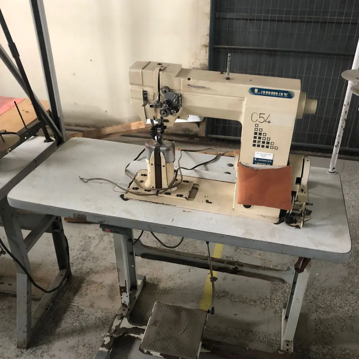 LOTE 108 - maquina de costura de coluna