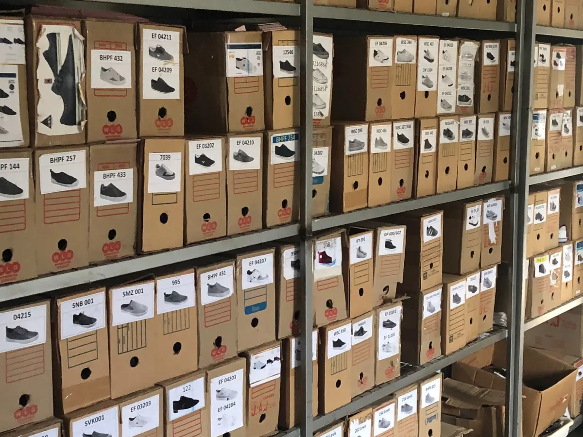 LOTE 072 - lote de mesas de escritorio e prateleiras simples, com cadeira