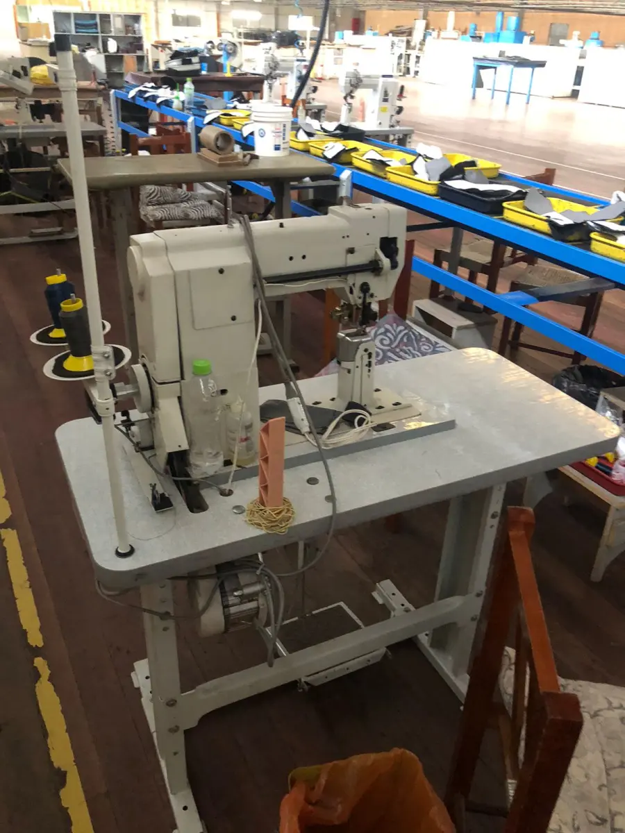 LOTE 142 - Máquina de costura