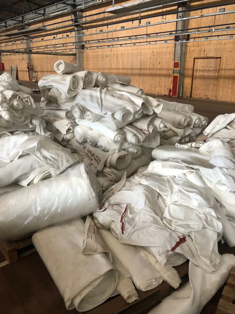 LOTE 246 - Lote com rolos de tecido, sintético, componentes