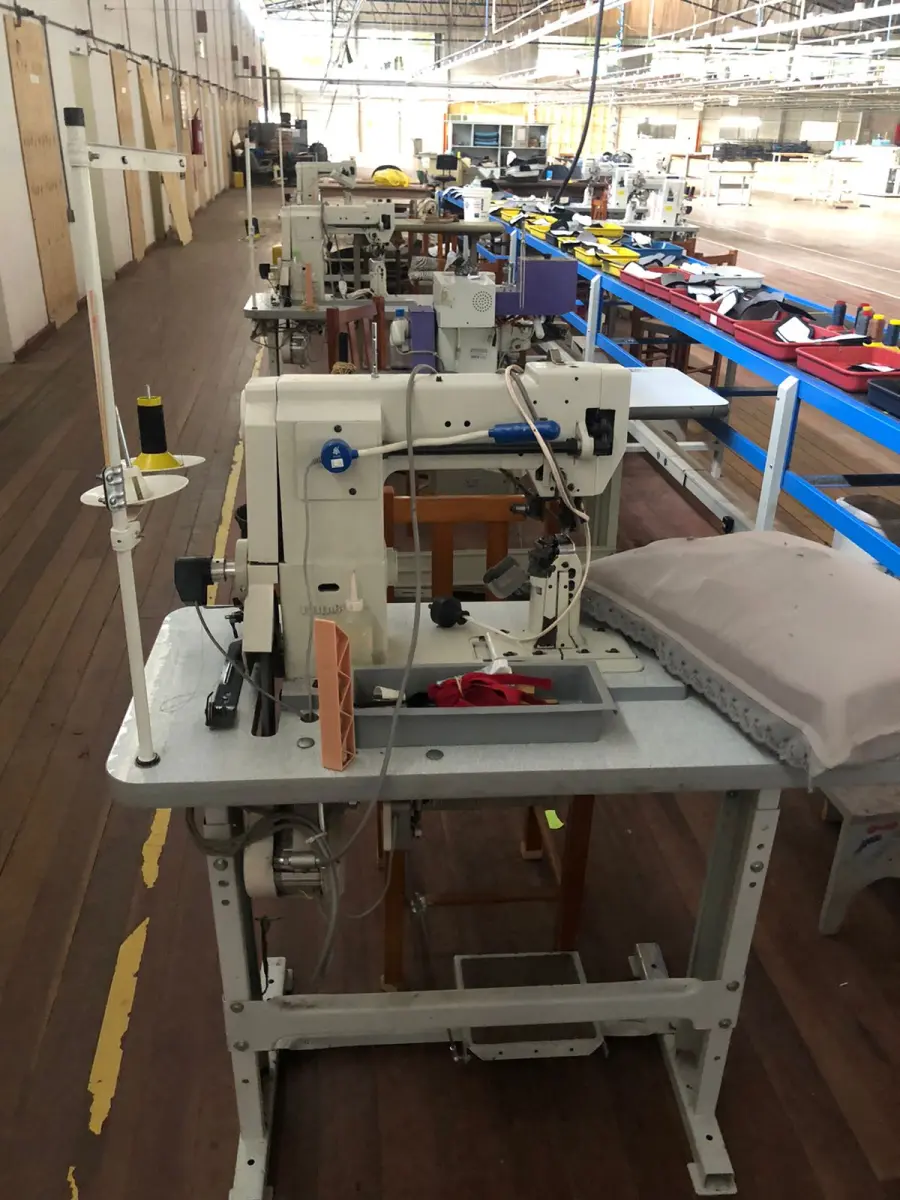 LOTE 140 - Máquina de costura