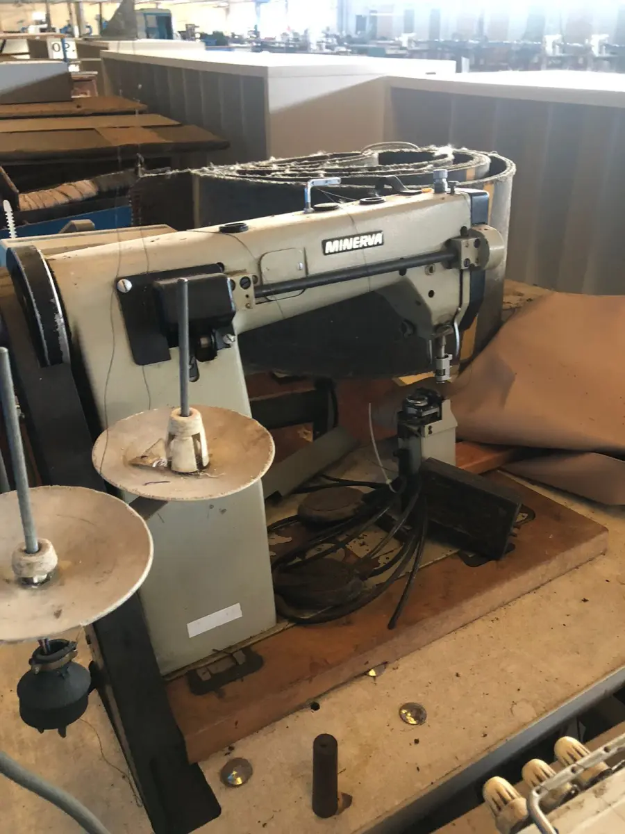 LOTE 235 - Máquina de costura