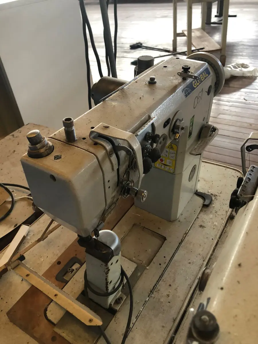 LOTE 232 - Máquina de costura