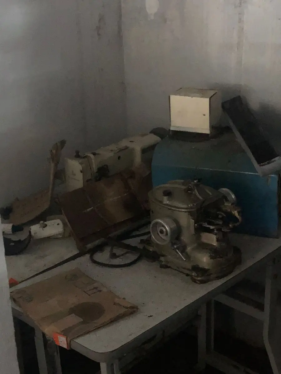 LOTE 070 - uma maquina overlock