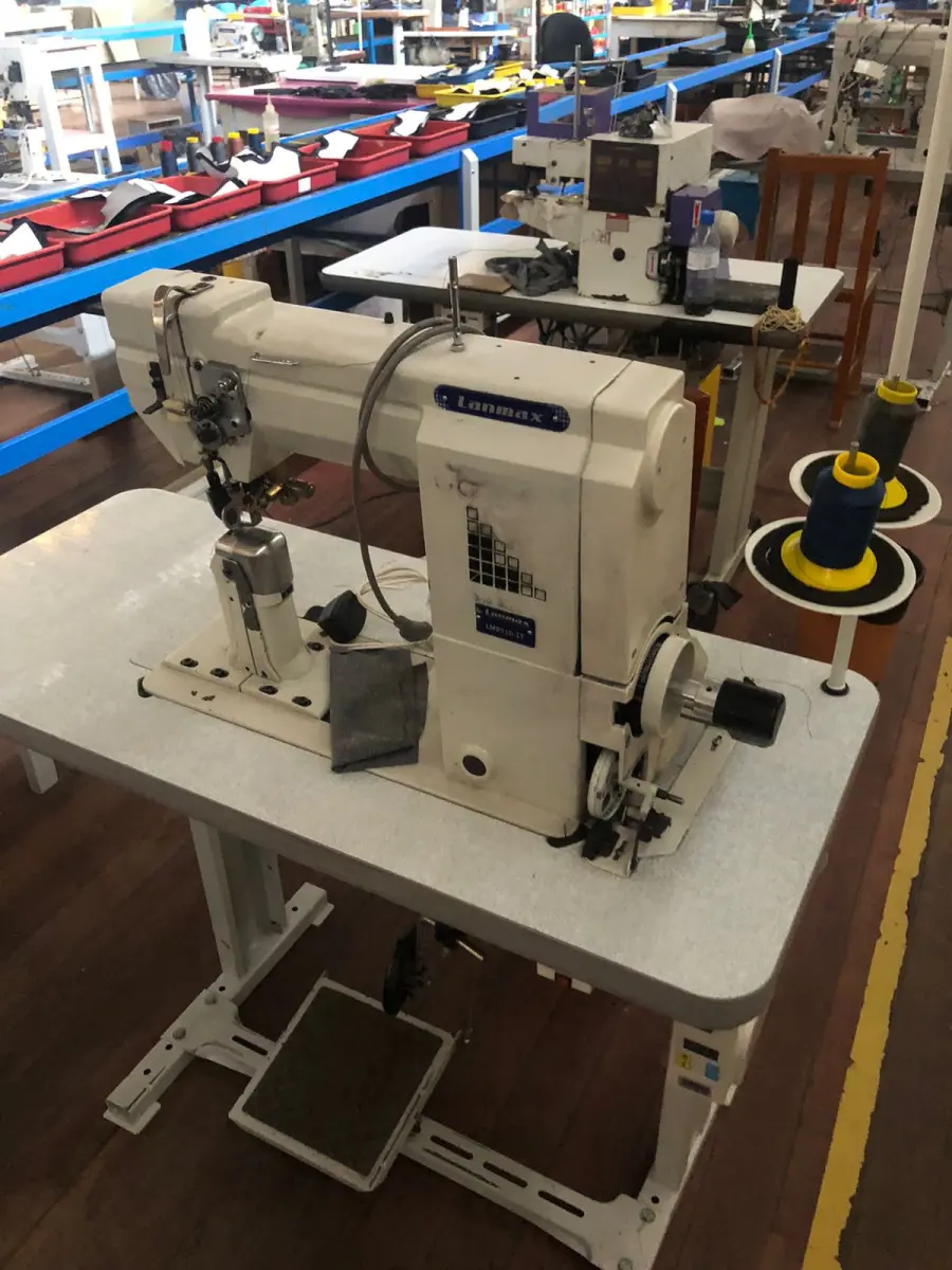 LOTE 142 - Máquina de costura