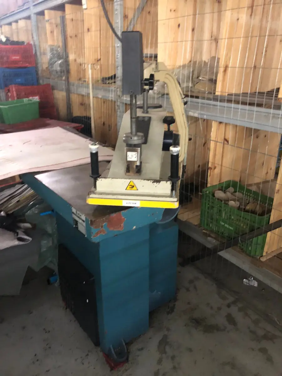 LOTE 044 - lote com 2 balancins de corte com haste mais alta