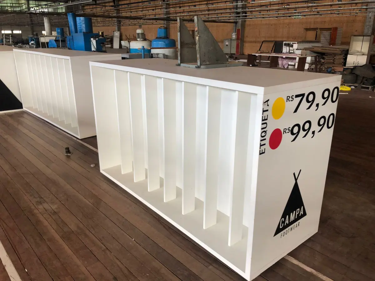 LOTE 215 - Lote de prateleiras brancas