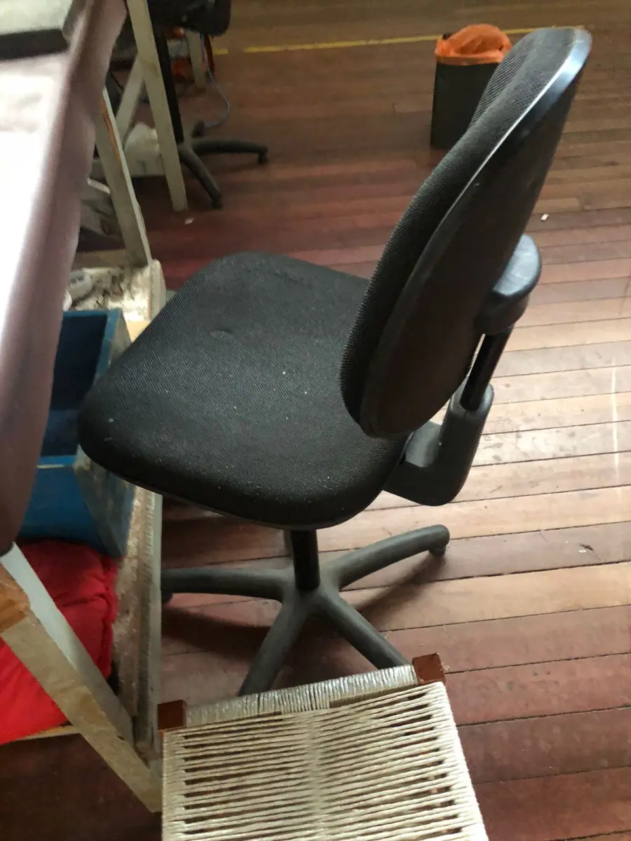 LOTE 155 - cadeira preta