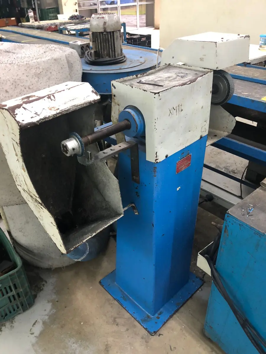 LOTE 004 - uma lixadeira dupla