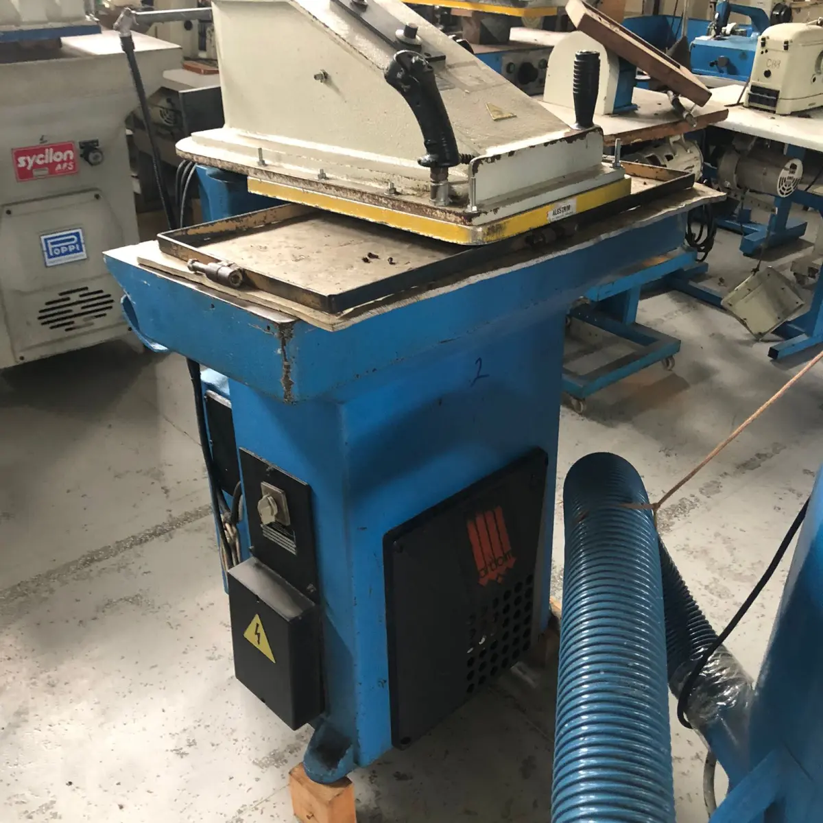 LOTE 103 - balancim de corte de couro hidraulico