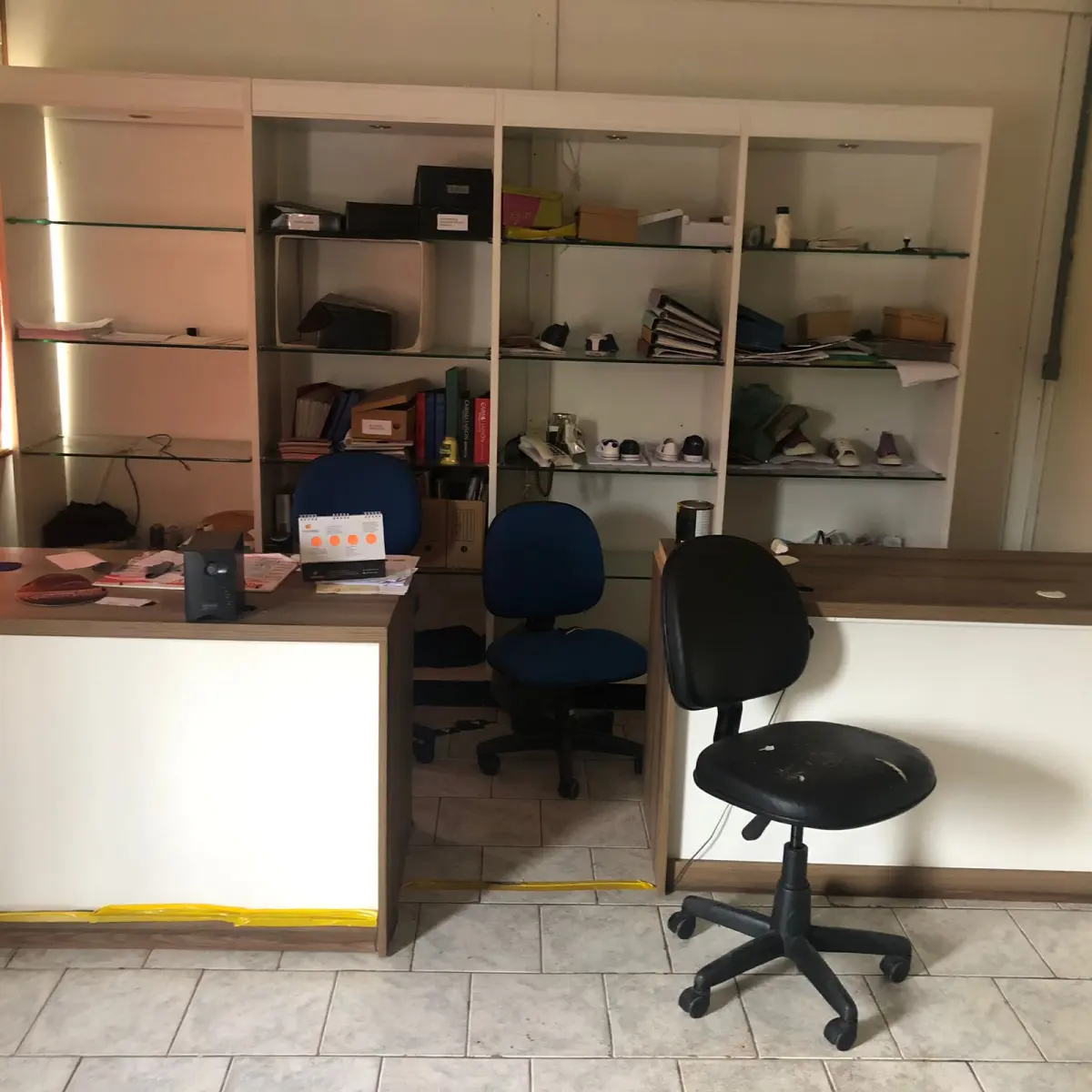 LOTE 083 - mesas de escritorio  com 3 cadeiras