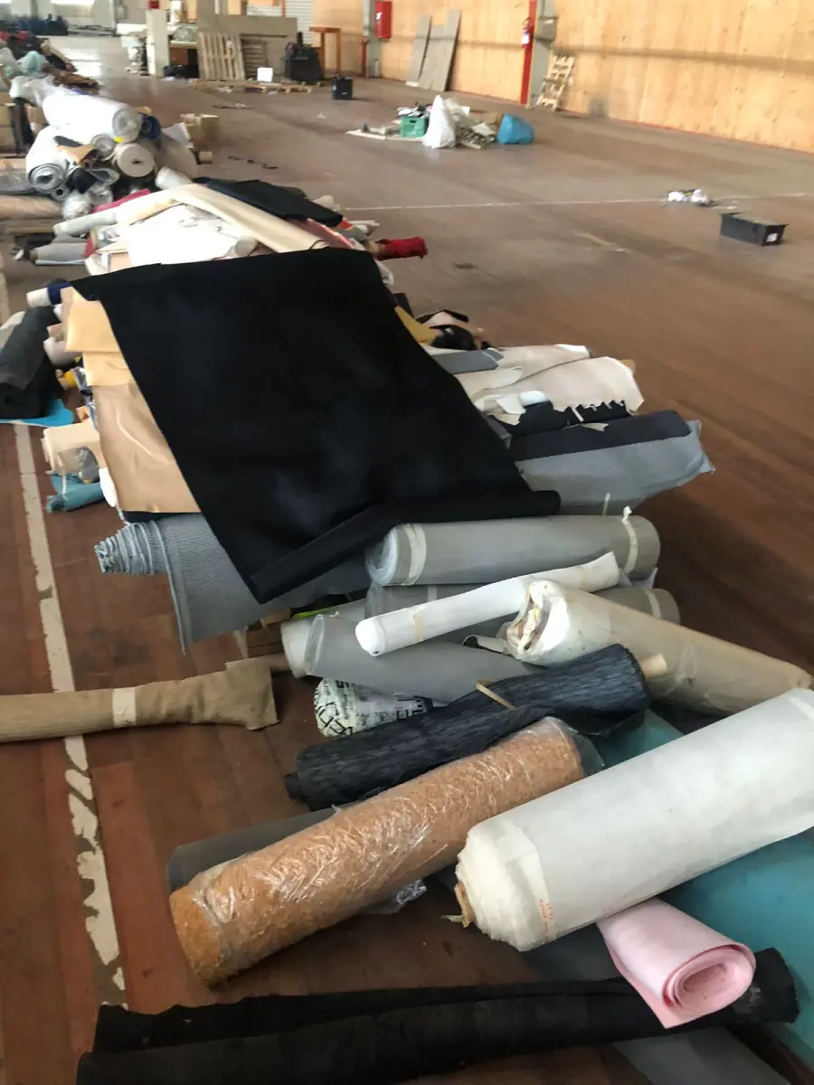 LOTE 246 - Lote com rolos de tecido, sintético, componentes