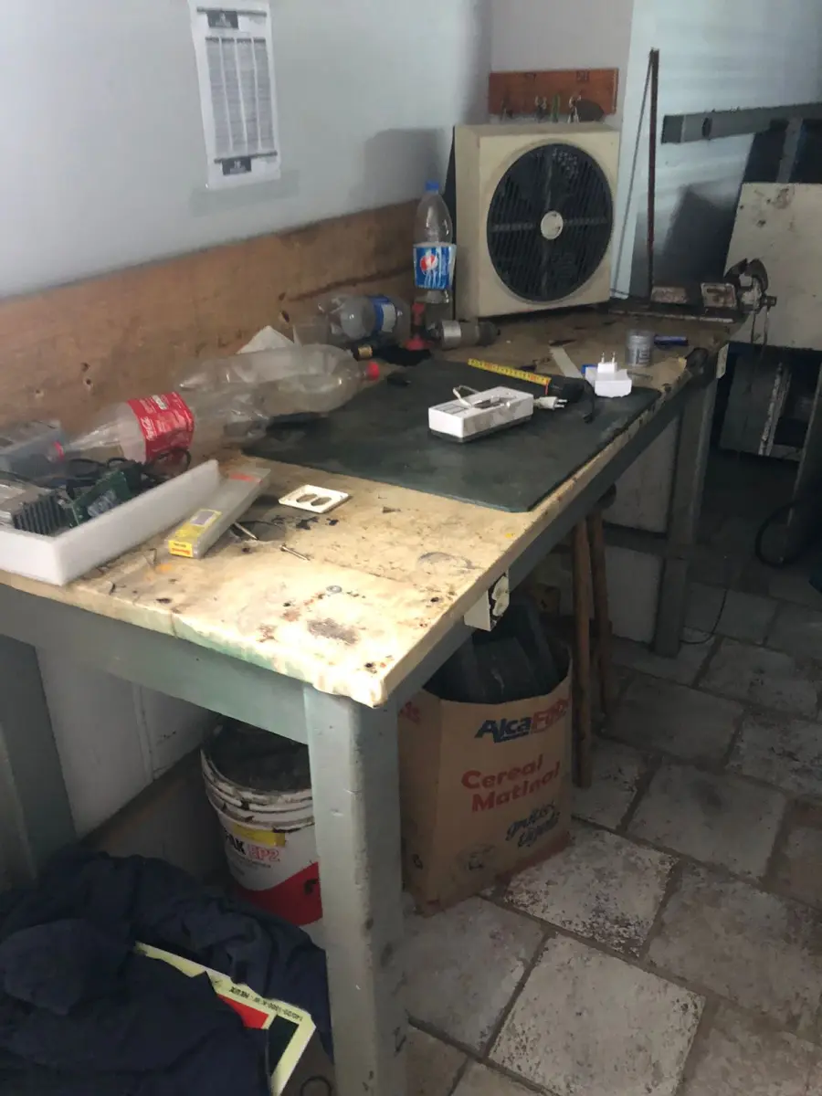 LOTE 064 - uma bancada de mecanico