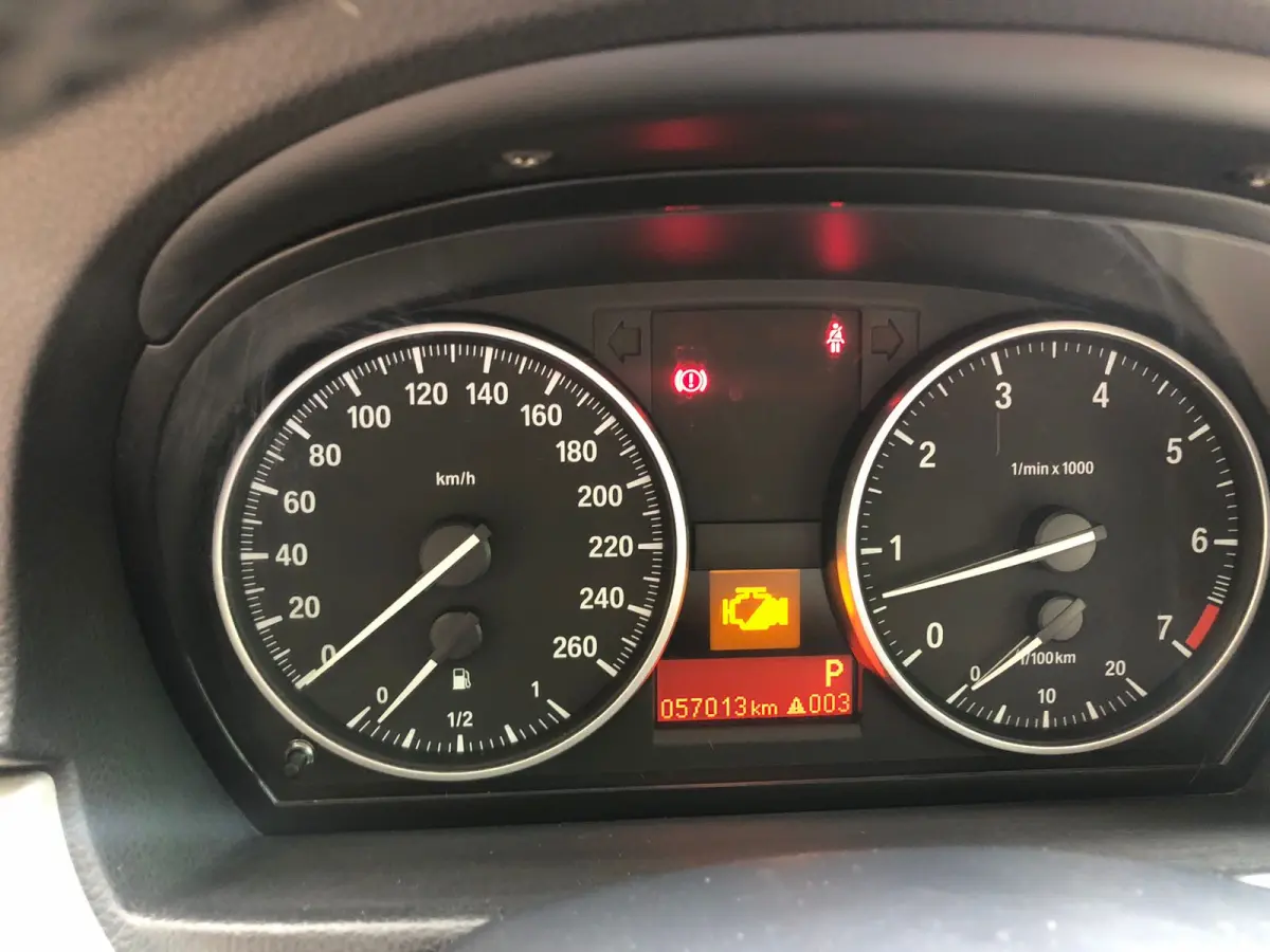 LOTE 000 - VEÍCULO I/BMW 318IA 2.0, 2011/2012