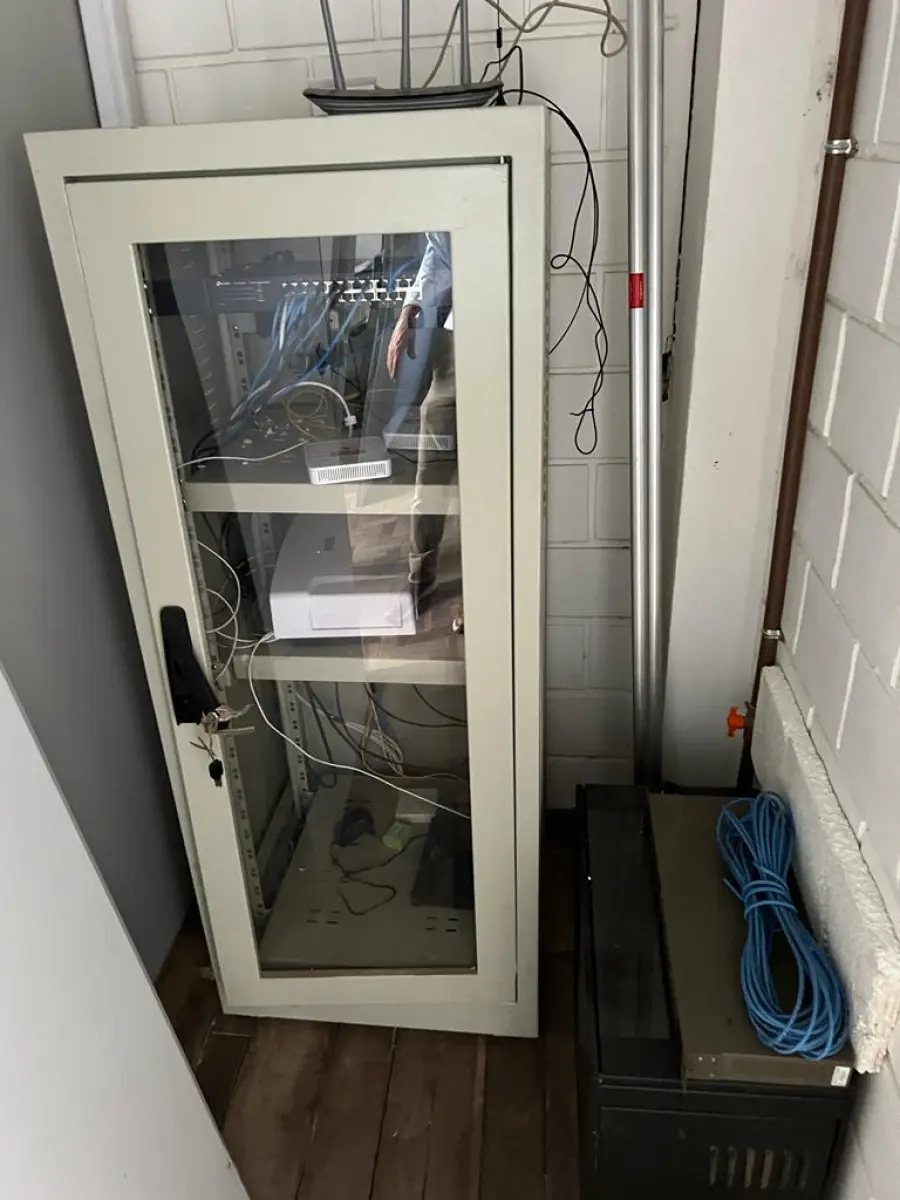 LOTE 138 - movel para o servidor com equiopamentos