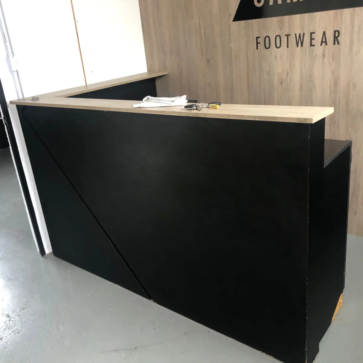 LOTE 086 - mesa da recepção e sofa em l