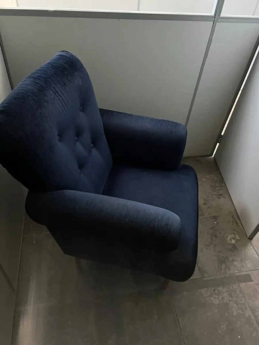 LOTE 133 - 2 poltronas azuis estofadas