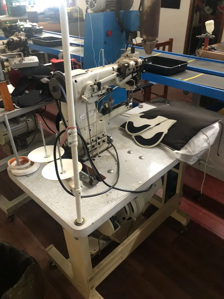 LOTE 165 - Máquina costura debrum