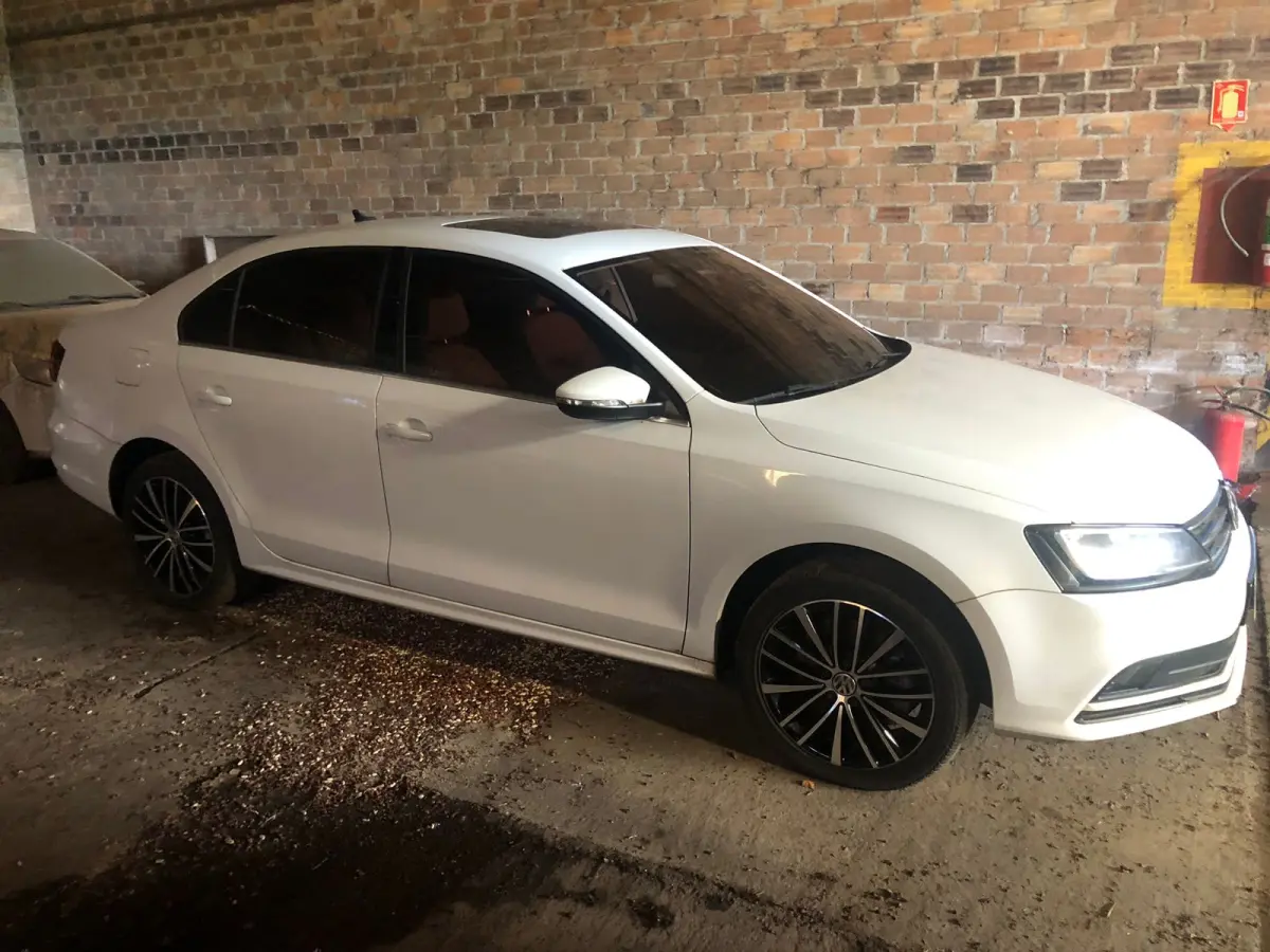 LOTE 001 - Veículo VW Volkswagen Jetta Highline 2.0 TSI 16v 4p Tiptronic, fabricação/modelo 2017/2017 (sem chave)