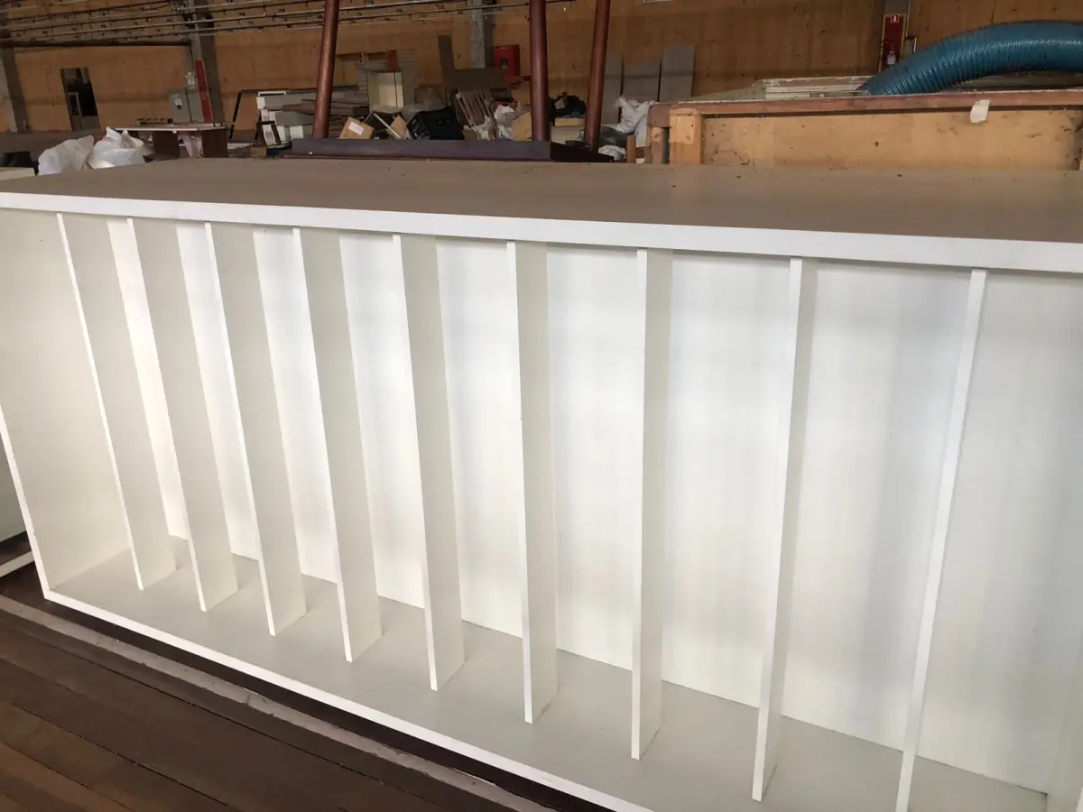 LOTE 215 - Lote de prateleiras brancas