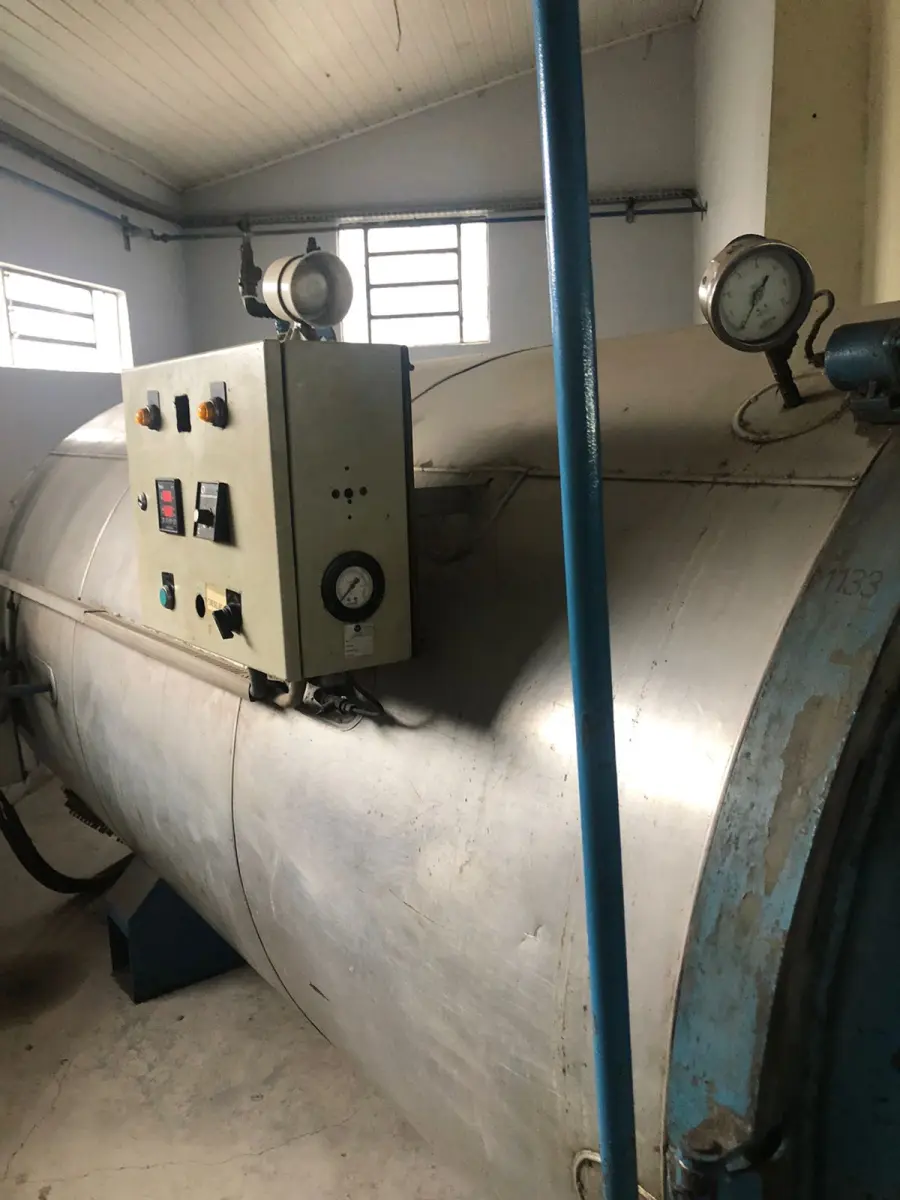 LOTE 045 - uma autoclave marca Ins. Mecanica Comodoro